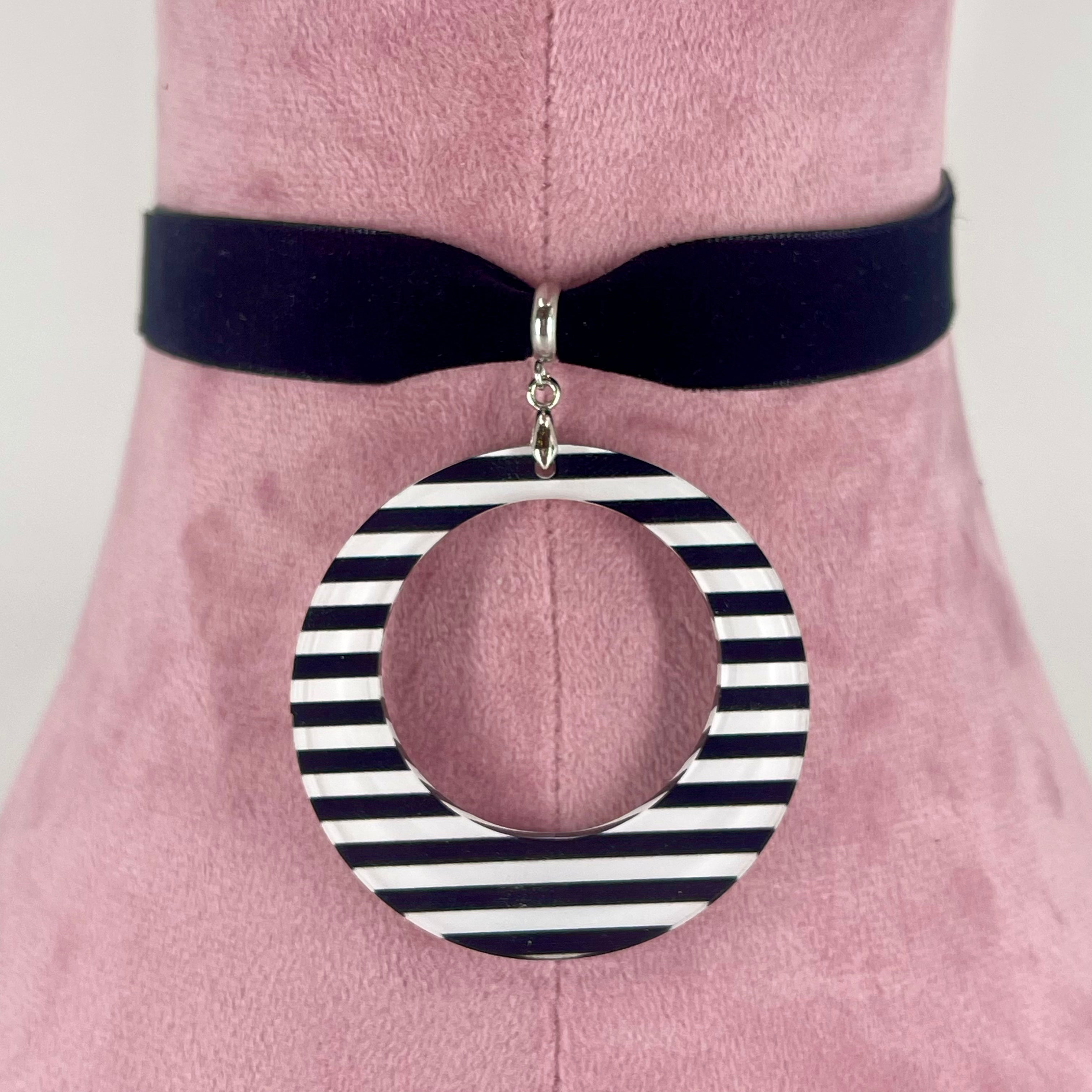 Mod Striped Ring of O Velvet Choker